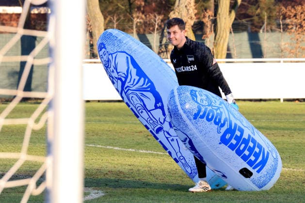 DEU, DFL, 2. FBL Hertha BSC, Training, 21.01.2026, Sportforum, Berlin, DEU, DFL, 2. FBL Hertha BSC, Training, im Bild Tjark Ernst (Hertha BSC Berlin 1), schleppt Plastikpuppen ab DFL - regulations prohibit any use of Photographs as image sequences and or quasi-video