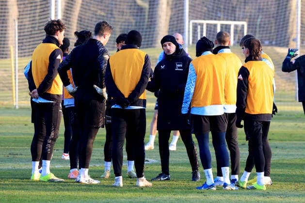 DEU, DFL, 2. FBL Hertha BSC, Training, 21.01.2026, Sportforum, Berlin, DEU, DFL, 2. FBL Hertha BSC, Training, im Bild Cheftrainer Stefan Leitl (Hertha BSC Berlin), Hertha-Spielerkreis DFL - regulations prohibit any use of Photographs as image sequences and or quasi-video
