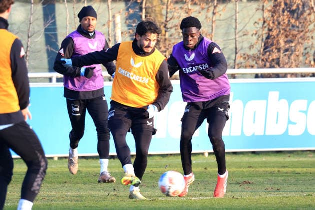 DEU, DFL, 2. FBL Hertha BSC, Training, 21.01.2026, Sportforum, Berlin, DEU, DFL, 2. FBL Hertha BSC, Training, im Bild Kevin Sessa (Hertha BSC Berlin 8), Boris Lum (Hertha BSC Berlin 21) DFL - regulations prohibit any use of Photographs as image sequences and or quasi-video
