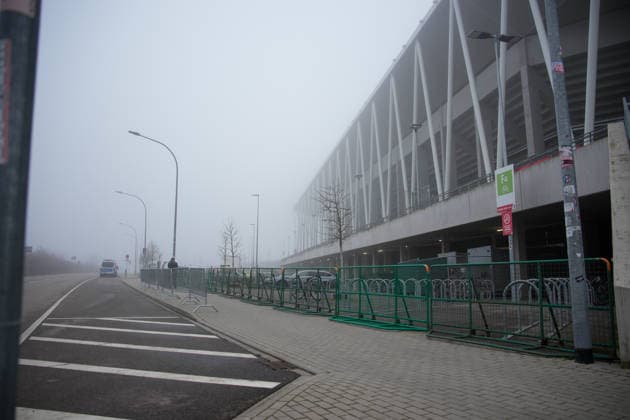 Presse Konferenz, Europa League Spiel, Maccabi Tel-aviv, Polizei, Polizeieinsatz, Europa Park Stadion, Freiburg, Spiel gegen Maccabi Tel Aviv, Einsatzfahrzeuge, Blaulicht, Sicherheitskräfte, Absperrungen, Stadionumfeld, Kontrolle, Präsenz, Verkehrslenkung, Fans, Risikoanalyse, Gefahrenabwehr, öffentliche Sicherheit, Ordnung, Nahostkonflikt, erhöhte Sicherheitslage, Fußballspiel, Großveranstaltung, Fantrennung, Anti Israel Proteste, Anti Antisemitismus Kundgebungen, Terrorprävention, Polizeischutz, Lagebild, Mediendebatte, Symbolfoto für Sicherheitsthema Freiburg Europa Park Stadion Baden-Württemberg Deutschland Copyright: xFINLEYxMÖRCHx