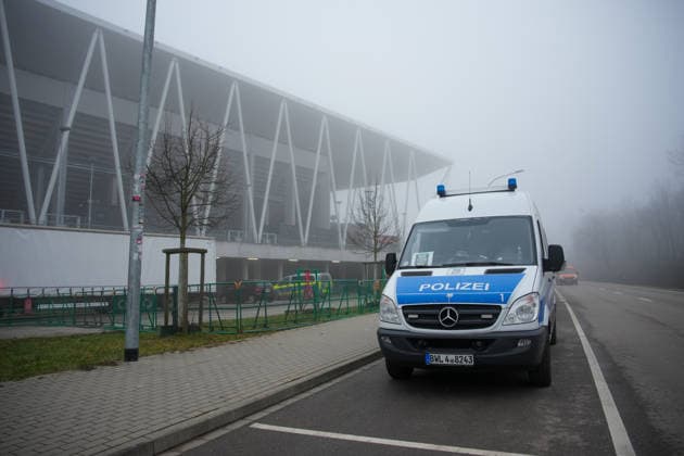Presse Konferenz, Europa League Spiel, Maccabi Tel-aviv, Polizei, Polizeieinsatz, Europa Park Stadion, Freiburg, Spiel gegen Maccabi Tel Aviv, Einsatzfahrzeuge, Blaulicht, Sicherheitskräfte, Absperrungen, Stadionumfeld, Kontrolle, Präsenz, Verkehrslenkung, Fans, Risikoanalyse, Gefahrenabwehr, öffentliche Sicherheit, Ordnung, Nahostkonflikt, erhöhte Sicherheitslage, Fußballspiel, Großveranstaltung, Fantrennung, Anti Israel Proteste, Anti Antisemitismus Kundgebungen, Terrorprävention, Polizeischutz, Lagebild, Mediendebatte, Symbolfoto für Sicherheitsthema Freiburg Europa Park Stadion Baden-Württemberg Deutschland Copyright: xFINLEYxMÖRCHx
