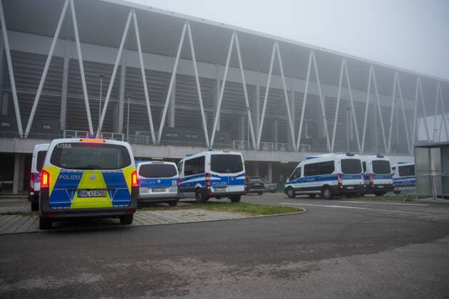 Presse Konferenz, Europa League Spiel, Maccabi Tel-aviv, Polizei, Polizeieinsatz, Europa Park Stadion, Freiburg, Spiel gegen Maccabi Tel Aviv, Einsatzfahrzeuge, Blaulicht, Sicherheitskräfte, Absperrungen, Stadionumfeld, Kontrolle, Präsenz, Verkehrslenkung, Fans, Risikoanalyse, Gefahrenabwehr, öffentliche Sicherheit, Ordnung, Nahostkonflikt, erhöhte Sicherheitslage, Fußballspiel, Großveranstaltung, Fantrennung, Anti Israel Proteste, Anti Antisemitismus Kundgebungen, Terrorprävention, Polizeischutz, Lagebild, Mediendebatte, Symbolfoto für Sicherheitsthema Freiburg Europa Park Stadion Baden-Württemberg Deutschland Copyright: xFINLEYxMÖRCHx