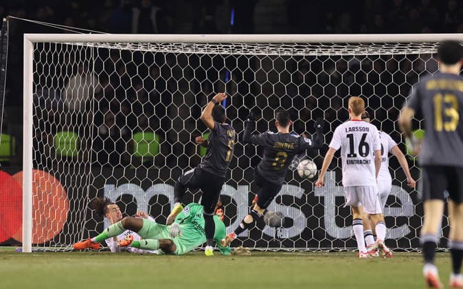 21.01.2026, Fussball UEFA Champions League, Qarabag Agdam FK - Eintracht Frankfurt, v.l., Goal scored, scores a goal, Tor zum 1:0 durch Camilo Duran (Qarabag Agdam FK) DFL DFB REGULATIONS PROHIBIT ANY USE OF PHOTOGRAPHS AS IMAGE SEQUENCES AND OR QUASI-VIDEO. xdcx Copyright: HMBxMedia Claus