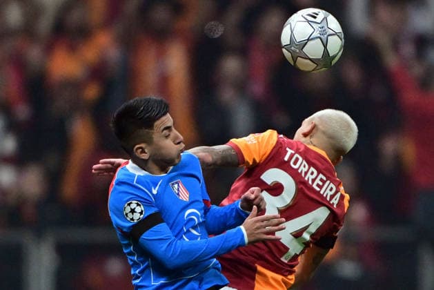 Galatasaray v Atletico Madrid - UEFA Champions League ISTANBUL, TURKIYE - JANUARY 21: Lucas Torreira (34) of Galatasaray in action against Thiago Almada (L) of Atletico Madrid during UEFA Champions League week 7 football match between Galatasaray and Atletico Madrid at RAMS Park in Istanbul, Turkiye on January 21, 2026. Serhat Cagdas Anadolu Istanbul Turkey. Editorial use only. Please get in touch for any other usage.  Copyright: x2026xAnadoluxSerhatxCagdasx