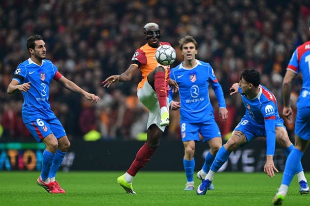 Galatasaray v Atletico Madrid - UEFA Champions League ISTANBUL, TURKIYE - JANUARY 21: Victor Osimhen (C) of Galatasaray in action against Pablo Barrios (8) of Atletico Madrid during UEFA Champions League week 7 football match between Galatasaray and Atletico Madrid at RAMS Park in Istanbul, Turkiye on January 21, 2026. Serhat Cagdas Anadolu Istanbul Turkey. Editorial use only. Please get in touch for any other usage.  Copyright: x2026xAnadoluxSerhatxCagdasx