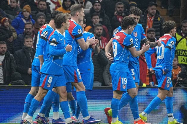 ISTANBUL, TURKEY - JANUARY 21: Giuliano Simeone (20) of Atletico de Madrid celebrates after scoring the first goal of his team with teammates during the UEFA Champions League 2025 26 League Phase MD7 match between Galatasaray A.S. and Atletico de Madrid at Ali Sami Yen Spor Kompleksi Rams Park Stadium on January 21, 2026 in Istanbul, Turkey. Istanbul Turkey Copyright: xSeskimphotox GSaray-AMadrid-210126 (4)