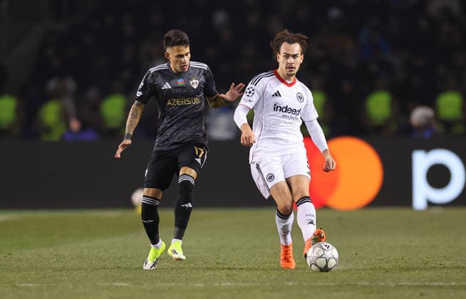 21.01.2026, Fussball UEFA Champions League, Qarabag Agdam FK - Eintracht Frankfurt, v.l., Camilo Duran (Qarabag Agdam FK), Arthur Theate (Eintracht Frankfurt) DFL DFB REGULATIONS PROHIBIT ANY USE OF PHOTOGRAPHS AS IMAGE SEQUENCES AND OR QUASI-VIDEO. xdcx Copyright: HMBxMedia Claus