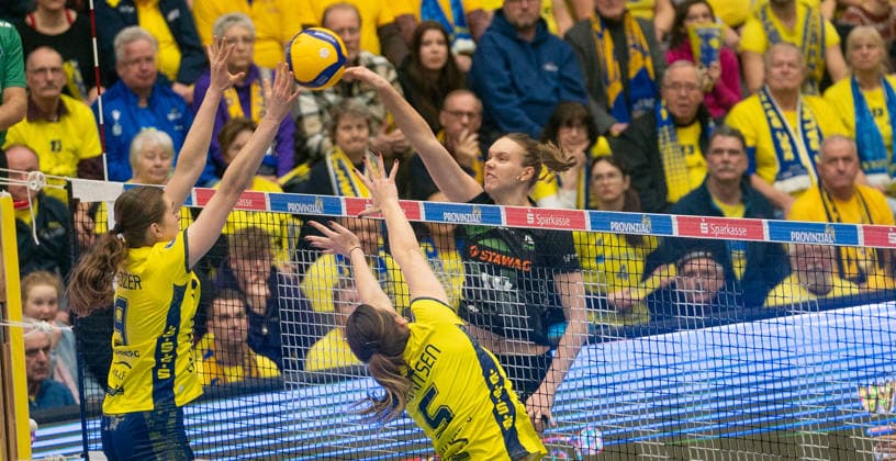 21.1.2026, Volleyball, Frauen, VBL, 1. VBL, 1. Volleyball-Bundesliga, 12.Spieltag, SSC Palmberg Schwerin - Ladies in Black Aachen Leana Grozer (SSC Palmberg Schwerin, li.) und Suus Gerritsen (SSC Palmberg Schwerin, Mitte) gegen Karmena Straka (Ladies in Black, re.) Schwerin Palmberg Arena Mecklenburg-Vorpommern Deutschland