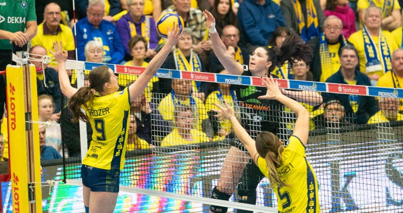 21.1.2026, Volleyball, Frauen, VBL, 1. VBL, 1. Volleyball-Bundesliga, 12.Spieltag, SSC Palmberg Schwerin - Ladies in Black Aachen Leana Grozer (SSC Palmberg Schwerin, li.) und Suus Gerritsen (SSC Palmberg Schwerin, re.) gegen Karmena Straka (Ladies in Black, Mitte) Schwerin Palmberg Arena Mecklenburg-Vorpommern Deutschland