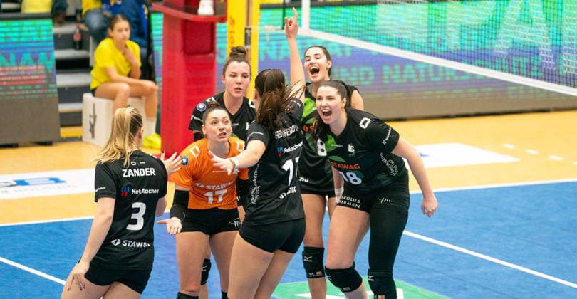 21.1.2026, Volleyball, Frauen, VBL, 1. VBL, 1. Volleyball-Bundesliga, 12.Spieltag, SSC Palmberg Schwerin - Ladies in Black Aachen Die Spielerinnen von Ladies in Black jubeln. Schwerin Palmberg Arena Mecklenburg-Vorpommern Deutschland