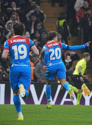 ISTANBUL, TURKEY - JANUARY 21: Giuliano Simeone (20) of Atletico de Madrid celebrates after scoring the first goal of his team with teammates during the UEFA Champions League 2025 26 League Phase MD7 match between Galatasaray A.S. and Atletico de Madrid at Ali Sami Yen Spor Kompleksi Rams Park Stadium on January 21, 2026 in Istanbul, Turkey. Istanbul Turkey Copyright: xSeskimphotox GSaray-AMadrid-210126 (19)