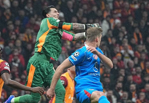 ISTANBUL, TURKEY - JANUARY 21: Goalkeeper Ugurcan Cakir of Galatasaray SK and Alexander Sorloth of Atletico de Madrid during the UEFA Champions League 2025 26 League Phase MD7 match between Galatasaray A.S. and Atletico de Madrid at Ali Sami Yen Spor Kompleksi Rams Park Stadium on January 21, 2026 in Istanbul, Turkey. Istanbul Turkey Copyright: xSeskimphotox GSaray-AMadrid-210126 (26)