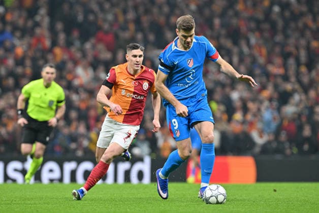 Galatasaray v Atletico Madrid - UEFA Champions League ISTANBUL, TURKIYE - JANUARY 21: Galatasaray s Roland Sallai (7) in action against Alexander Sorloth (9) of Atletico Madrid during the UEFA Champions League week 7 match between Galatasaray and Atletico Madrid at RAMS Park in Istanbul, Turkiye, on January 21, 2026. Elif Ozturk Anadolu Istanbul Turkey. Editorial use only. Please get in touch for any other usage.  Copyright: x2026xAnadoluxElifxOzturkx