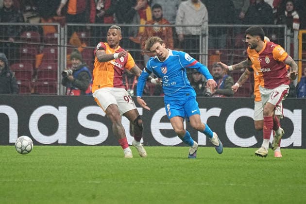 ISTANBUL, TURKEY - JANUARY 21: Mario Lemina (L) , Eren Elmali (R) of Galatasaray SK and Pablo Barrios Rivas (8) of Atletico de Madrid during the UEFA Champions League 2025 26 League Phase MD7 match between Galatasaray A.S. and Atletico de Madrid at Ali Sami Yen Spor Kompleksi Rams Park Stadium on January 21, 2026 in Istanbul, Turkey. Istanbul Turkey Copyright: xSeskimphotox GSaray-AMadrid-210126 (32)
