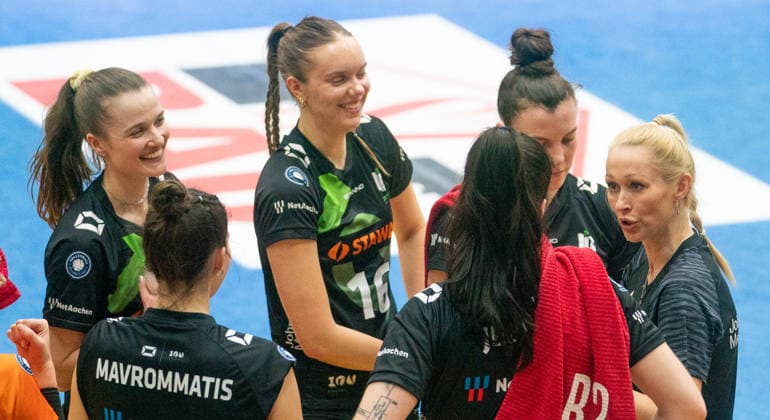 21.1.2026, Volleyball, Frauen, VBL, 1. VBL, 1. Volleyball-Bundesliga, 12.Spieltag, SSC Palmberg Schwerin - Ladies in Black Aachen Trainerin Mareike Hendriksen (Ladies in Black, re.) gibt ihren Spielerinnen Anweisungen. Schwerin Palmberg Arena Mecklenburg-Vorpommern Deutschland