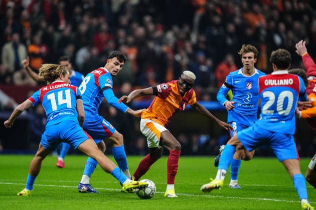 Galatasaray v Atletico Madrid - UEFA Champions League ISTANBUL, TURKIYE - JANUARY 21: Galatasaray s Victor Osimhen (C) and Atletico Madrid s Marcos Llorente (L) in action during the UEFA Champions League match between Galatasaray and Atletico Madrid at RAMS Park in Istanbul, Turkiye, on January 21, 2026. Hakan Akgun Anadolu Istanbul Turkey. Editorial use only. Please get in touch for any other usage.  Copyright: x2026xAnadoluxHakanxAkgunx