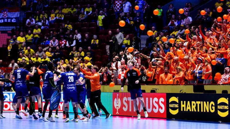 260121 Players celebrates and Fans of the Netherlands after the EHF European Handball Championship preliminary round match between the Netherlands and Georgia on January 21, 2026 in Malmö. Photo: Petter Arvidson BILDBYRAN kod PA PA1129 handball handboll handball handbolls-em 2026 nederländerna netherlands georgien ehf european handball championship georgia bbeng jubel celebrates Copyright: PETTERxARVIDSON BB260121PA125