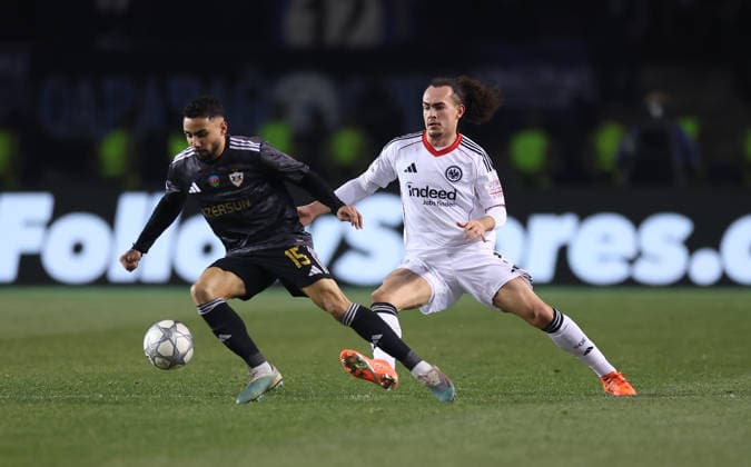 21.01.2026, Fussball UEFA Champions League, Qarabag Agdam FK - Eintracht Frankfurt, v.l., Leandro Andrade (Qarabag Agdam FK), Arthur Theate (Eintracht Frankfurt) DFL DFB REGULATIONS PROHIBIT ANY USE OF PHOTOGRAPHS AS IMAGE SEQUENCES AND OR QUASI-VIDEO. xdcx Copyright: HMBxMedia Claus