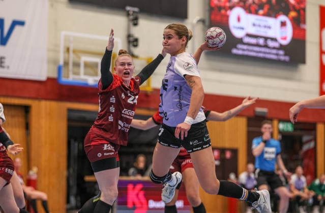 GER, Bensheim, HSG Bensheim Auerbach Flames vs Vfl Oldenburg, Alsco Handball Bundesliga Frauen, Handball, DHB, Spielzeit 2025 2026, Weststadthalle Bensheim, 14. Spieltag im Bild v.l.: Meike Schmelzer (HSG Bensheim Auerbach Flames Frauen 24), Joanna Granicka (VfL Oldenburg Handball 21), Tor und Wurf DFB DFL REGULATIONS PROHIBIT ANY USE OF PHOTOGRAPHS AS IMAGE SEQUENCES AND OR QUASI-VIDEO, 21.01.2026 Copyright: HMBxMedia HendrikxHamelau