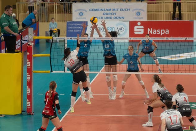 21.01.2026, xhfmx, Volleyball Volleyball Bundesliga VBL, VC Wiesbaden - Dresdner SC Miku Akimoto (Dresdner SC) wird von Jovana Dordevic (VC Wiesbaden) und Marlene Rieger (VC Wiesbaden) geblockt (DFL DFB REGULATIONS PROHIBIT ANY USE OF PHOTOGRAPHS as IMAGE SEQUENCES and or QUASI-VIDEO) Wiesbaden