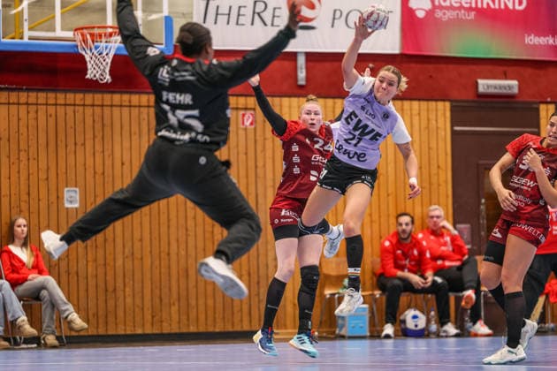 GER, Bensheim, HSG Bensheim Auerbach Flames vs Vfl Oldenburg, Alsco Handball Bundesliga Frauen, Handball, DHB, Spielzeit 2025 2026, Weststadthalle Bensheim, 14. Spieltag im Bild v.l.: Vanessa Fehr (HSG Bensheim Auerbach Flames Frauen 16), Meike Schmelzer (HSG Bensheim Auerbach Flames Frauen 24) im Duell mit Joanna Granicka (VfL Oldenburg Handball 21), Wurf, Sprung DFB DFL REGULATIONS PROHIBIT ANY USE OF PHOTOGRAPHS AS IMAGE SEQUENCES AND OR QUASI-VIDEO, 21.01.2026 Copyright: HMBxMedia HendrikxHamelau