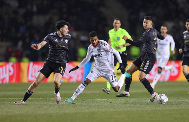 21.01.2026, Fussball UEFA Champions League, Qarabag Agdam FK - Eintracht Frankfurt, v.l., Bahlul Mustafazada (Qarabag Agdam FK), Ansgar Knauff (Eintracht Frankfurt), Pedro Bicalho (Qarabag Agdam FK) DFL DFB REGULATIONS PROHIBIT ANY USE OF PHOTOGRAPHS AS IMAGE SEQUENCES AND OR QUASI-VIDEO. xdcx Copyright: HMBxMedia Claus