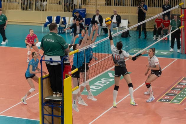 21.01.2026, xhfmx, Volleyball Volleyball Bundesliga VBL, VC Wiesbaden - Dresdner SC Miku Akimoto (Dresdner SC) legt den Ball übers Netz (DFL DFB REGULATIONS PROHIBIT ANY USE OF PHOTOGRAPHS as IMAGE SEQUENCES and or QUASI-VIDEO) Wiesbaden