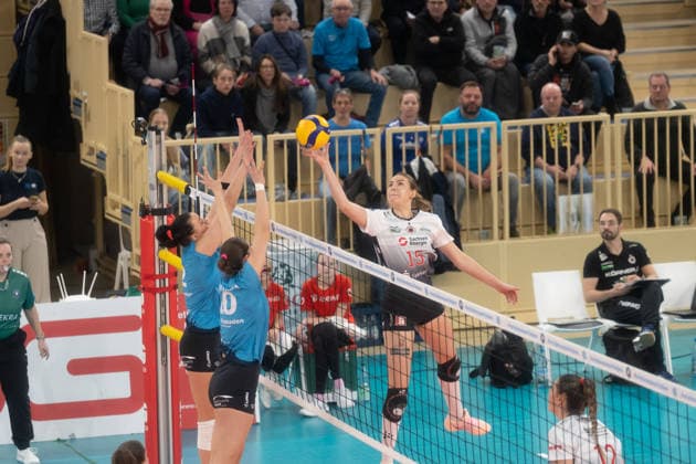 21.01.2026, xhfmx, Volleyball Volleyball Bundesliga VBL, VC Wiesbaden - Dresdner SC Marta Kamelija Levinska (Dresdner SC) legt den Ball übers Netz (DFL DFB REGULATIONS PROHIBIT ANY USE OF PHOTOGRAPHS as IMAGE SEQUENCES and or QUASI-VIDEO) Wiesbaden