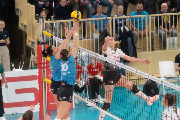 21.01.2026, xhfmx, Volleyball Volleyball Bundesliga VBL, VC Wiesbaden - Dresdner SC Marta Kamelija Levinska (Dresdner SC) legt den Ball übers Netz (DFL DFB REGULATIONS PROHIBIT ANY USE OF PHOTOGRAPHS as IMAGE SEQUENCES and or QUASI-VIDEO) Wiesbaden