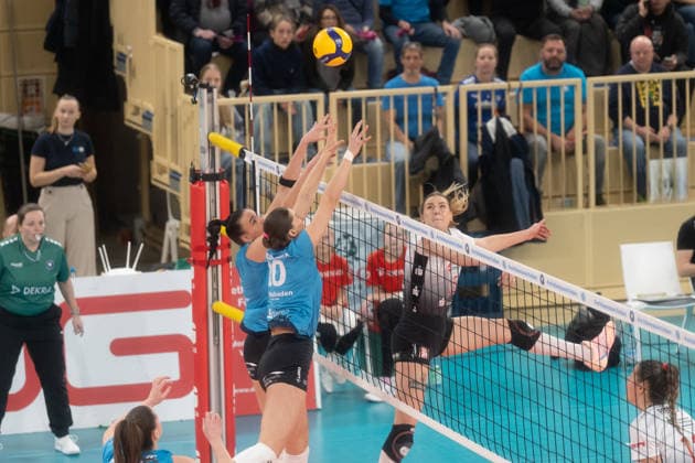 21.01.2026, xhfmx, Volleyball Volleyball Bundesliga VBL, VC Wiesbaden - Dresdner SC Marta Kamelija Levinska (Dresdner SC) legt den Ball übers Netz (DFL DFB REGULATIONS PROHIBIT ANY USE OF PHOTOGRAPHS as IMAGE SEQUENCES and or QUASI-VIDEO) Wiesbaden