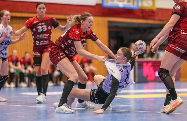 GER, Bensheim, HSG Bensheim Auerbach Flames vs Vfl Oldenburg, Alsco Handball Bundesliga Frauen, Handball, DHB, Spielzeit 2025 2026, Weststadthalle Bensheim, 14. Spieltag im Bild v.l.: Foul von Matilda Ehlert (HSG Bensheim Auerbach Flames Frauen 10) VfL Oldenburg Handball DFB DFL REGULATIONS PROHIBIT ANY USE OF PHOTOGRAPHS AS IMAGE SEQUENCES AND OR QUASI-VIDEO, 21.01.2026 Copyright: HMBxMedia HendrikxHamelau