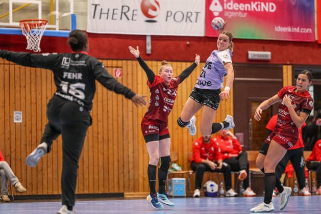 GER, Bensheim, HSG Bensheim Auerbach Flames vs Vfl Oldenburg, Alsco Handball Bundesliga Frauen, Handball, DHB, Spielzeit 2025 2026, Weststadthalle Bensheim, 14. Spieltag im Bild v.l.: Vanessa Fehr (HSG Bensheim Auerbach Flames Frauen 16), Meike Schmelzer (HSG Bensheim Auerbach Flames Frauen 24) im Duell mit Joanna Granicka (VfL Oldenburg Handball 21), Wurf, Sprung DFB DFL REGULATIONS PROHIBIT ANY USE OF PHOTOGRAPHS AS IMAGE SEQUENCES AND OR QUASI-VIDEO, 21.01.2026 Copyright: HMBxMedia HendrikxHamelau