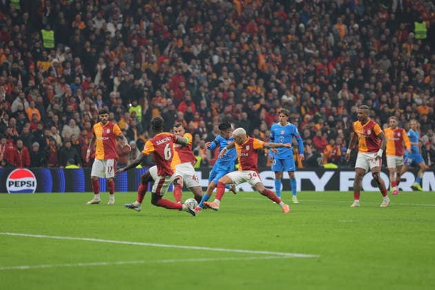 2026-01-21 Galatasaray SK v Atletico de Madrid - UEFA Champions League 2025 26 League Phase MD7 ISTANBUL, TURKEY - JANUARY 21: Thiago Almada of Atletico de Madrid, Lucas Torreira of Galatasaray SK, Davinson Sanchez of Galatasaray SK, Abdulkerim Bardakci of Galatasaray SK, Eren Elmali of Galatasaray SK during the UEFA Champions League 2025 26 League Phase MD7 match between Galatasaray SK and Atletico de Madrid at Rams Park Stadium on January 21, 2026 in Istanbul, Turkey. (Photo by BSR Agency) Istanbul Turkey Content not available for redistribution in The Netherlands directly or indirectly through any third parties. Copyright: xBSRxAgencyx