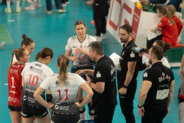 21.01.2026, xhfmx, Volleyball Volleyball Bundesliga VBL, VC Wiesbaden - Dresdner SC Alexander Waibl (Trainer Dresdner SC) hält eine Ansprache an sein Team (DFL DFB REGULATIONS PROHIBIT ANY USE OF PHOTOGRAPHS as IMAGE SEQUENCES and or QUASI-VIDEO) Wiesbaden