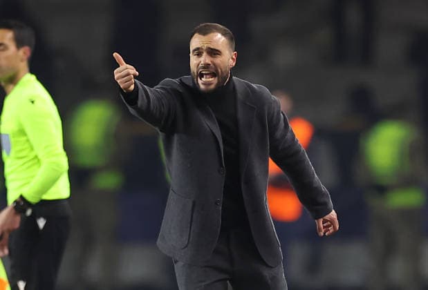 21.01.2026, Fussball UEFA Champions League, Qarabag Agdam FK - Eintracht Frankfurt, v.l., Interimstrainer Dennis Schmitt (Eintracht Frankfurt) gibt Anweisungen, gestikuliert, mit den Armen gestikulieren, gives instructions, gesticulate DFL DFB REGULATIONS PROHIBIT ANY USE OF PHOTOGRAPHS AS IMAGE SEQUENCES AND OR QUASI-VIDEO. xdcx Copyright: HMBxMedia Claus