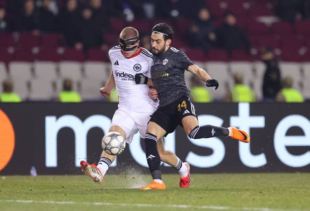 21.01.2026, Fussball UEFA Champions League, Qarabag Agdam FK - Eintracht Frankfurt, v.l., Rasmus Kristensen (Eintracht Frankfurt), Elvin Cafarquliyev (Qarabag Agdam FK) DFL DFB REGULATIONS PROHIBIT ANY USE OF PHOTOGRAPHS AS IMAGE SEQUENCES AND OR QUASI-VIDEO. xdcx Copyright: HMBxMedia Claus