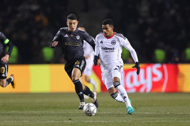 21.01.2026, Fussball UEFA Champions League, Qarabag Agdam FK - Eintracht Frankfurt, v.l., Pedro Bicalho (Qarabag Agdam FK), Ansgar Knauff (Eintracht Frankfurt) DFL DFB REGULATIONS PROHIBIT ANY USE OF PHOTOGRAPHS AS IMAGE SEQUENCES AND OR QUASI-VIDEO. xdcx Copyright: HMBxMedia Claus