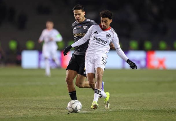 21.01.2026, Fussball UEFA Champions League, Qarabag Agdam FK - Eintracht Frankfurt, v.l., Matheus Silva (Qarabag Agdam FK), Nathaniel Brown (Eintracht Frankfurt) DFL DFB REGULATIONS PROHIBIT ANY USE OF PHOTOGRAPHS AS IMAGE SEQUENCES AND OR QUASI-VIDEO. xdcx Copyright: HMBxMedia Claus