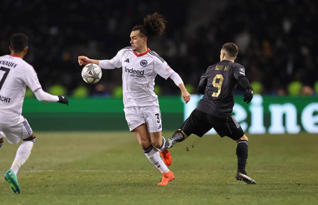 21.01.2026, Fussball UEFA Champions League, Qarabag Agdam FK - Eintracht Frankfurt, v.l., Arthur Theate (Eintracht Frankfurt), Joni Montiel (Qarabag Agdam FK) DFL DFB REGULATIONS PROHIBIT ANY USE OF PHOTOGRAPHS AS IMAGE SEQUENCES AND OR QUASI-VIDEO. xdcx Copyright: HMBxMedia Claus