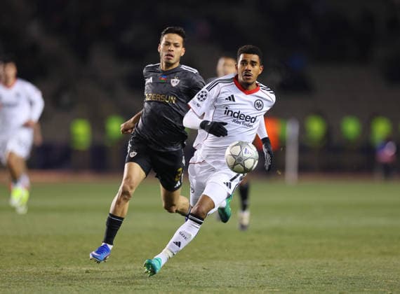 21.01.2026, Fussball UEFA Champions League, Qarabag Agdam FK - Eintracht Frankfurt, v.l., Matheus Silva (Qarabag Agdam FK), Ansgar Knauff (Eintracht Frankfurt) DFL DFB REGULATIONS PROHIBIT ANY USE OF PHOTOGRAPHS AS IMAGE SEQUENCES AND OR QUASI-VIDEO. xdcx Copyright: HMBxMedia Claus