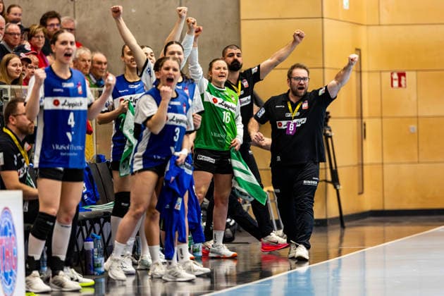 21.01.2026, GER, Handball, Frauen, Saison 2025 2026, Alsco 1.Bl, 14.Spieltag, Thueringer HC - HSG Blomberg-Lippe Steffen Birkner (HSG Blomberg-Lippe) beim Jubel gemeinsam mit seinerr Mannschaft Team 99947 Bad Langensalza Salza Halle Sporthalle Mehrz Thüringen Deutschland