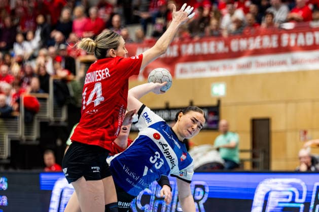 21.01.2026, GER, Handball, Frauen, Saison 2025 2026, Alsco 1.Bl, 14.Spieltag, Thueringer HC - HSG Blomberg-Lippe Elin Rosa Magnusdottir (HSG Blomberg-Lippe), Anika Niederwieser (Thueringer HC,14) 99947 Bad Langensalza Salza Halle Sporthalle Mehrz Thüringen Deutschland