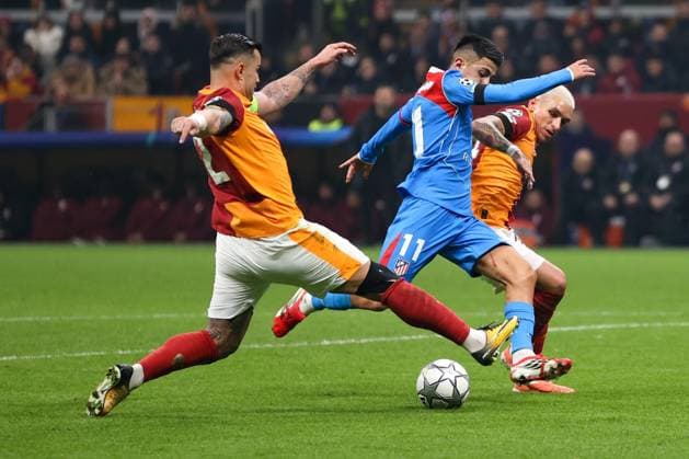 Galatasaray v Atletico Madrid - UEFA Champions League ISTANBUL, TURKIYE - JANUARY 21: Galatasaray s Abdulkerim Bardakci (R) in action against Atletico Madrid s Thiago Almada (L) during the UEFA Champions League match between Galatasaray and Atletico Madrid at RAMS Park in Istanbul, Turkiye, on January 21, 2026. Cem Tekkesinoglu Anadolu Istanbul Turkey. Editorial use only. Please get in touch for any other usage.  Copyright: x2026xAnadoluxCemxTekkesinoglux