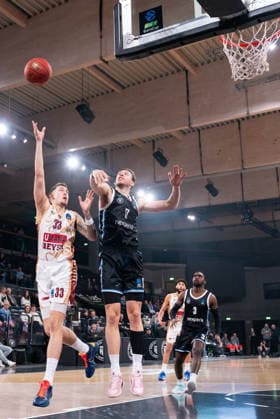 Kyle Wiltjer (Umana Reyer Venice, 33) beim Korbleger gegen Niklas Wimberg (Veolia Towers Hamburg, 17), GER, Veolia Towers Hamburg vs Umana Reyer Venice, Basketball, EuroCup, Spieltag 15, Saison 2025 2026, 21.01.2026 GER, Veolia Towers Hamburg vs Umana Reyer Venice, Basketball, EuroCup, Spieltag 15, Saison 2025 2026, 21.01.2026 Hamburg Copyright: xEibner-Pressefoto MaxxVincenx EP_MVN