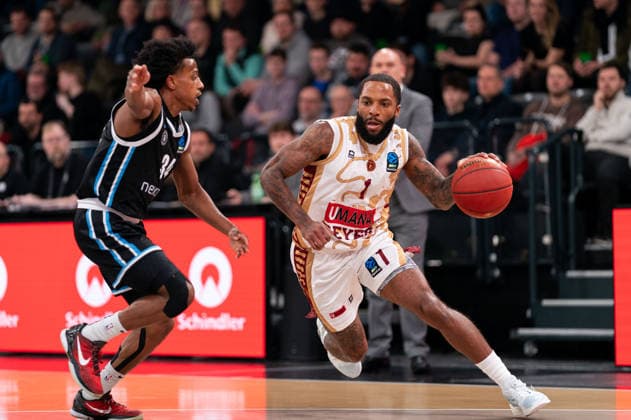 RJ Cole (Umana Reyer Venice, 1) im Dribbling gegen Ross Williams (Veolia Towers Hamburg, 34), GER, Veolia Towers Hamburg vs Umana Reyer Venice, Basketball, EuroCup, Spieltag 15, Saison 2025 2026, 21.01.2026 GER, Veolia Towers Hamburg vs Umana Reyer Venice, Basketball, EuroCup, Spieltag 15, Saison 2025 2026, 21.01.2026 Hamburg Copyright: xEibner-Pressefoto MaxxVincenx EP_MVN