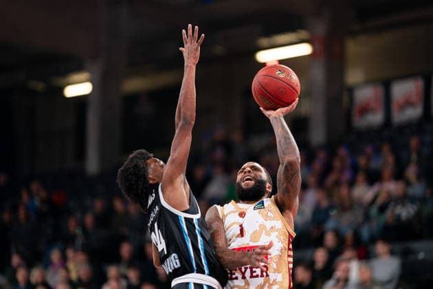 RJ Cole (Umana Reyer Venice, 1) beim Korbleger gegen Ross Williams (Veolia Towers Hamburg, 34), GER, Veolia Towers Hamburg vs Umana Reyer Venice, Basketball, EuroCup, Spieltag 15, Saison 2025 2026, 21.01.2026 GER, Veolia Towers Hamburg vs Umana Reyer Venice, Basketball, EuroCup, Spieltag 15, Saison 2025 2026, 21.01.2026 Hamburg Copyright: xEibner-Pressefoto MaxxVincenx EP_MVN