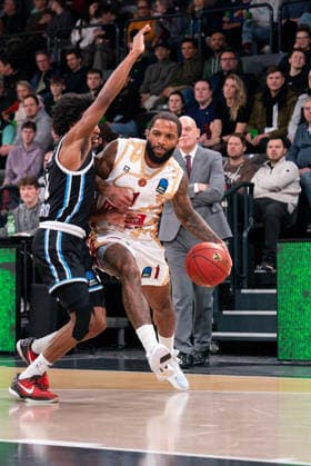 RJ Cole (Umana Reyer Venice, 1) im Dribbling gegen Ross Williams (Veolia Towers Hamburg, 34), GER, Veolia Towers Hamburg vs Umana Reyer Venice, Basketball, EuroCup, Spieltag 15, Saison 2025 2026, 21.01.2026 GER, Veolia Towers Hamburg vs Umana Reyer Venice, Basketball, EuroCup, Spieltag 15, Saison 2025 2026, 21.01.2026 Hamburg Copyright: xEibner-Pressefoto MaxxVincenx EP_MVN