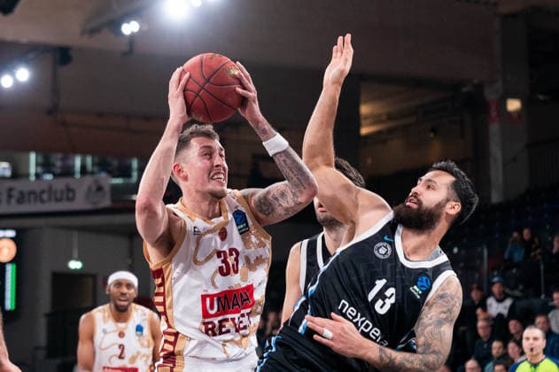 Kyle Wiltjer (Umana Reyer Venice, 33) im Zweikampf mit Martin Breunig (Veolia Towers Hamburg, 13), GER, Veolia Towers Hamburg vs Umana Reyer Venice, Basketball, EuroCup, Spieltag 15, Saison 2025 2026, 21.01.2026 GER, Veolia Towers Hamburg vs Umana Reyer Venice, Basketball, EuroCup, Spieltag 15, Saison 2025 2026, 21.01.2026 Hamburg Copyright: xEibner-Pressefoto MaxxVincenx EP_MVN
