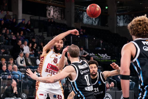Denzel Valentine (Umana Reyer Venice, 45) Pass, GER, Veolia Towers Hamburg vs Umana Reyer Venice, Basketball, EuroCup, Spieltag 15, Saison 2025 2026, 21.01.2026 GER, Veolia Towers Hamburg vs Umana Reyer Venice, Basketball, EuroCup, Spieltag 15, Saison 2025 2026, 21.01.2026 Hamburg Copyright: xEibner-Pressefoto MaxxVincenx EP_MVN