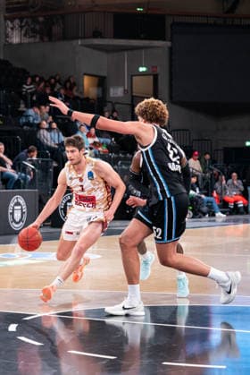 Leonardo Candi (Umana Reyer Venice, 7) im Dribbling, GER, Veolia Towers Hamburg vs Umana Reyer Venice, Basketball, EuroCup, Spieltag 15, Saison 2025 2026, 21.01.2026 GER, Veolia Towers Hamburg vs Umana Reyer Venice, Basketball, EuroCup, Spieltag 15, Saison 2025 2026, 21.01.2026 Hamburg Copyright: xEibner-Pressefoto MaxxVincenx EP_MVN